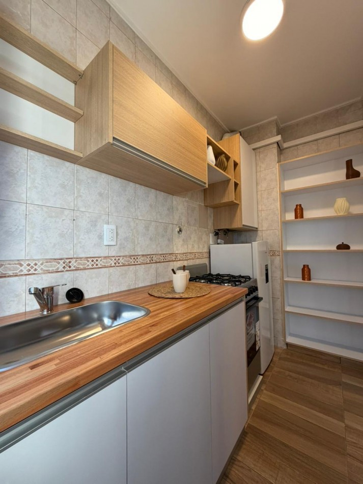 Venta Departamento 2 ambientes con balcon a la calle, reciclado y amoblado