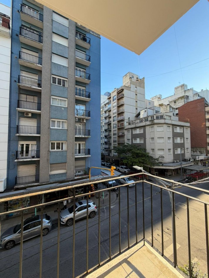 Venta Departamento 2 ambientes con balcon a la calle, reciclado y amoblado