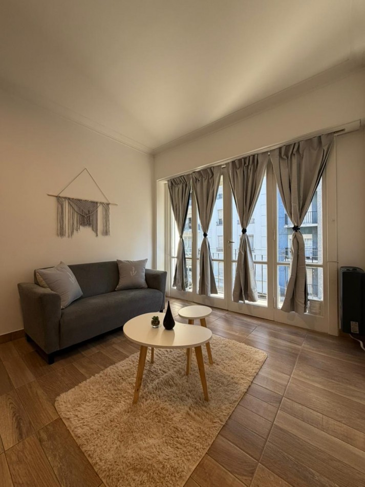 Venta Departamento 2 ambientes con balcon a la calle, reciclado y amoblado