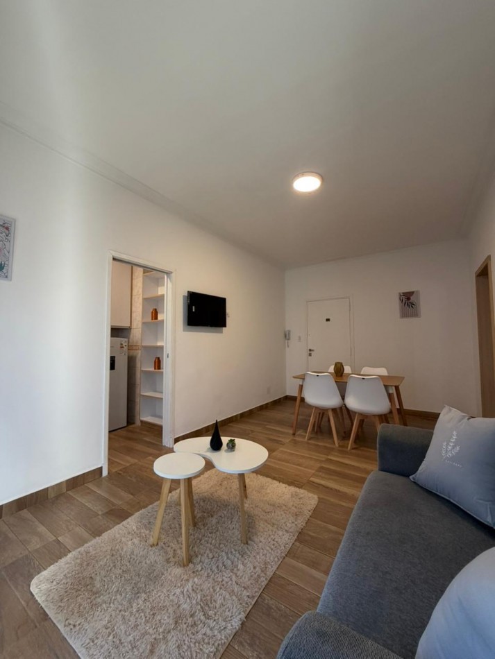 Venta Departamento 2 ambientes con balcon a la calle, reciclado y amoblado