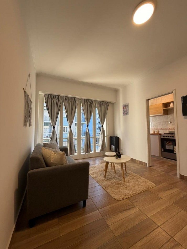 Venta Departamento 2 ambientes con balcon a la calle, reciclado y amoblado