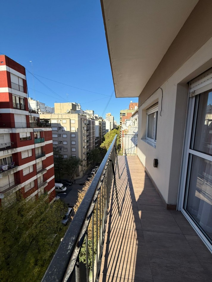 Venta Departamento 3 ambientes a la calle con Balcon corrido