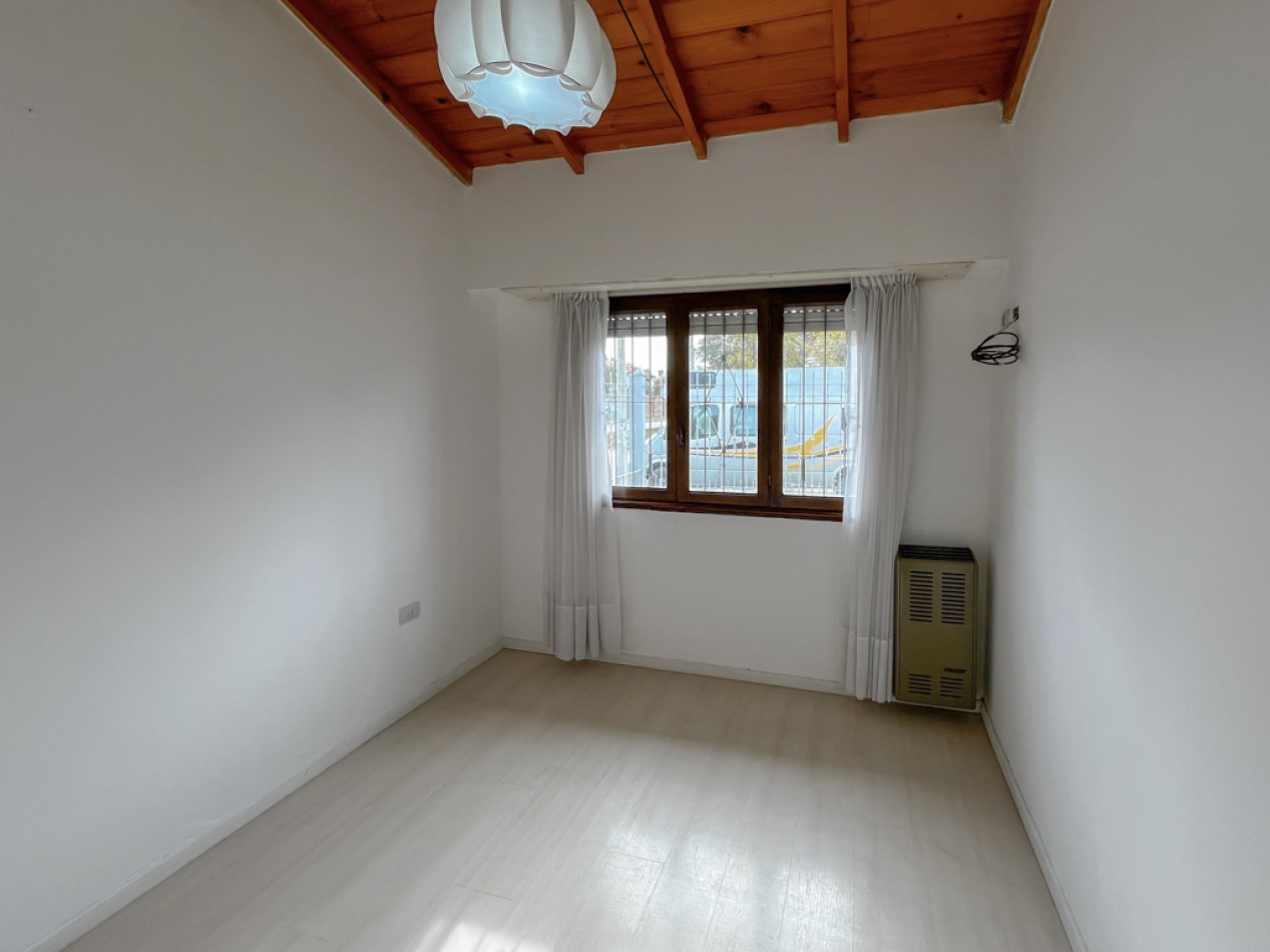 Venta casa 3 ambientes y dependencia Los Pinares