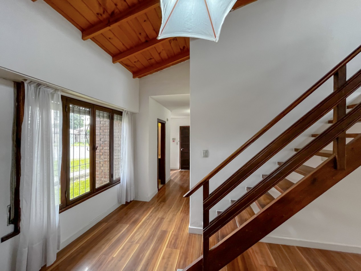 Venta casa 3 ambientes y dependencia Los Pinares
