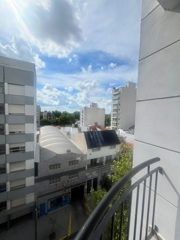 Venta Departamento 2 ambientes al frente con balcon, La Perla