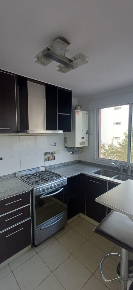 DEPARTAMENTO 2 AMBIENTES AL FRENTE CON COCHERA - BOLIVAR Y MITRE