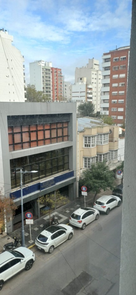 DEPARTAMENTO 2 AMBIENTES AL FRENTE CON COCHERA - BOLIVAR Y MITRE
