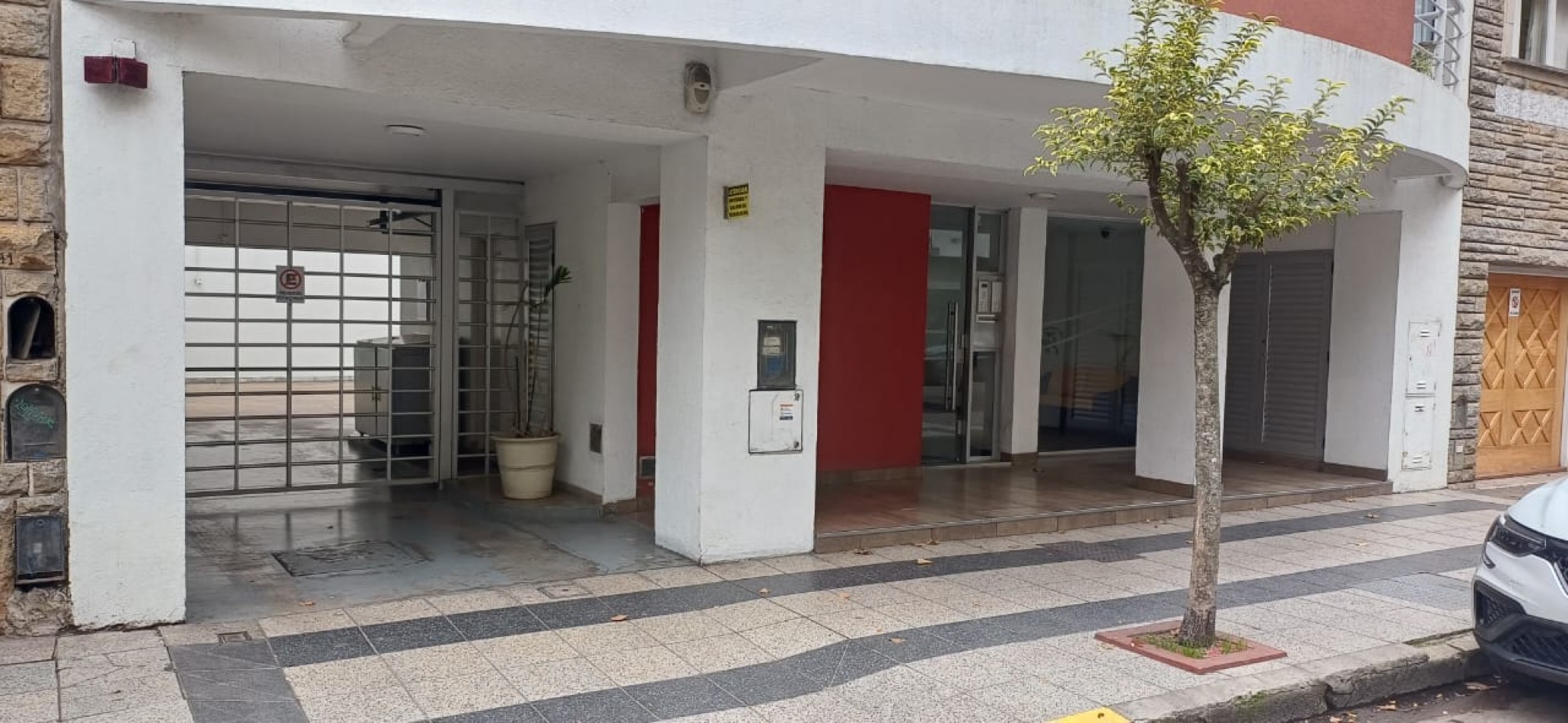 DEPARTAMENTO 2 AMBIENTES AL FRENTE CON COCHERA - BOLIVAR Y MITRE