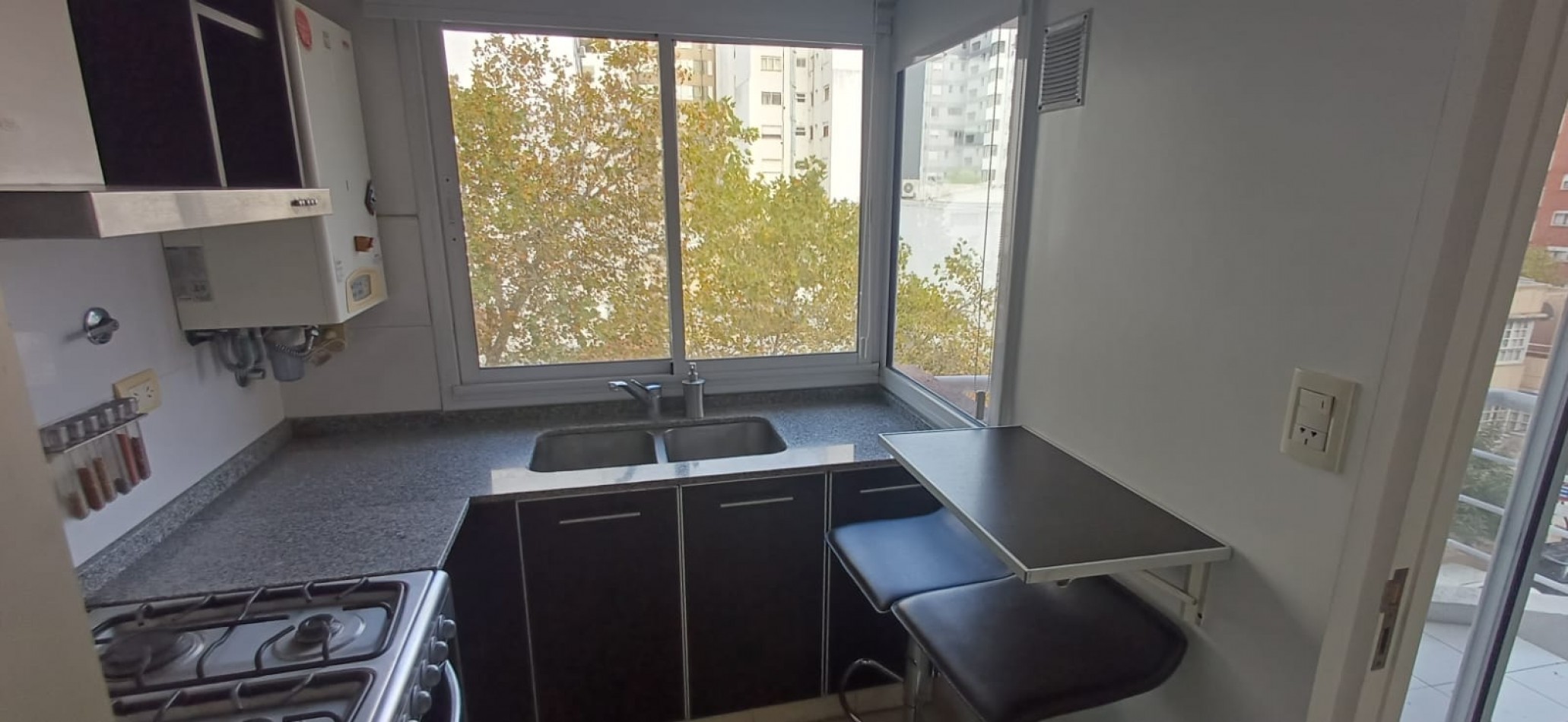 DEPARTAMENTO 2 AMBIENTES AL FRENTE CON COCHERA - BOLIVAR Y MITRE