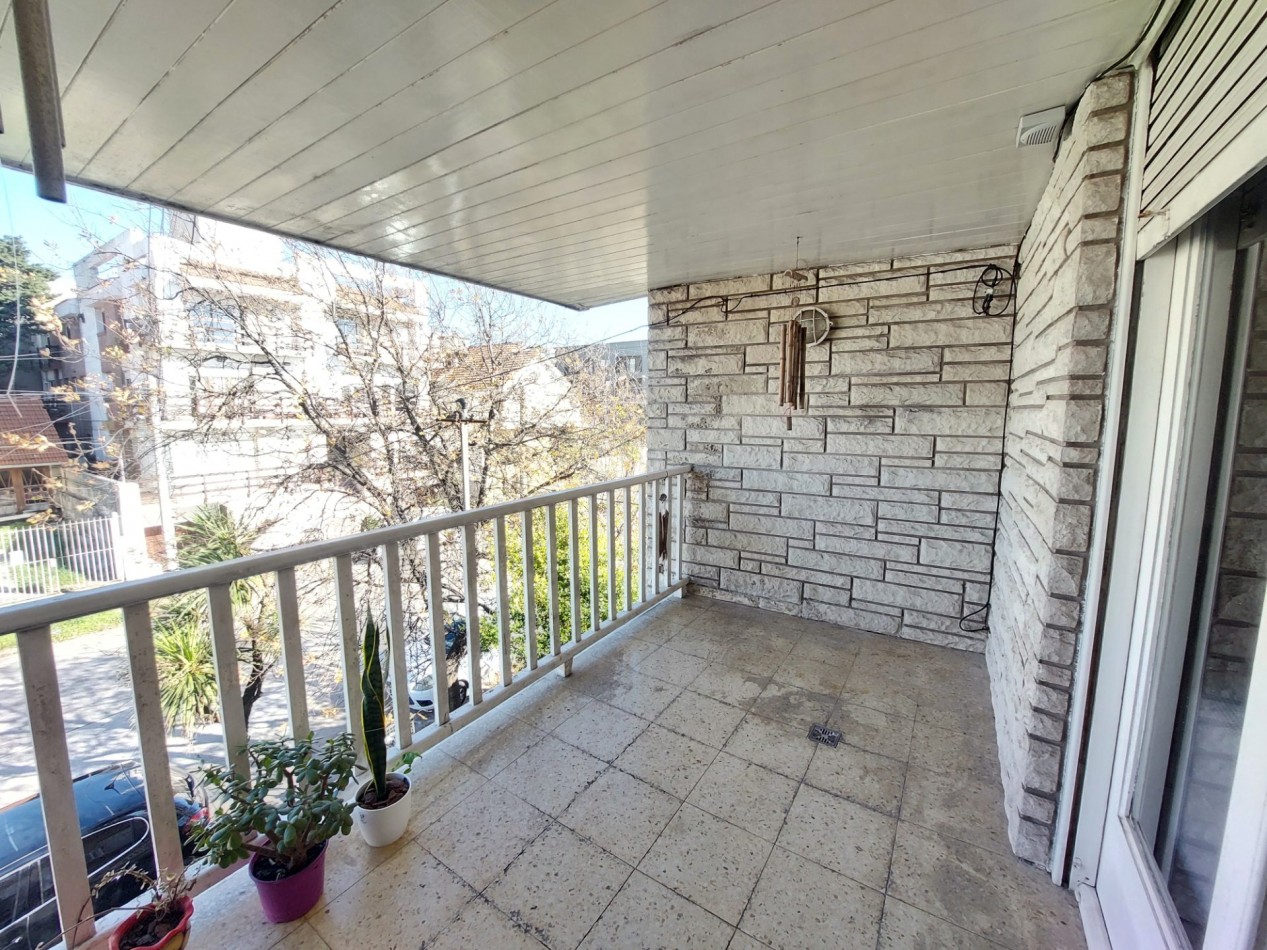 PH 3 dormitorios con balcon y cochera.