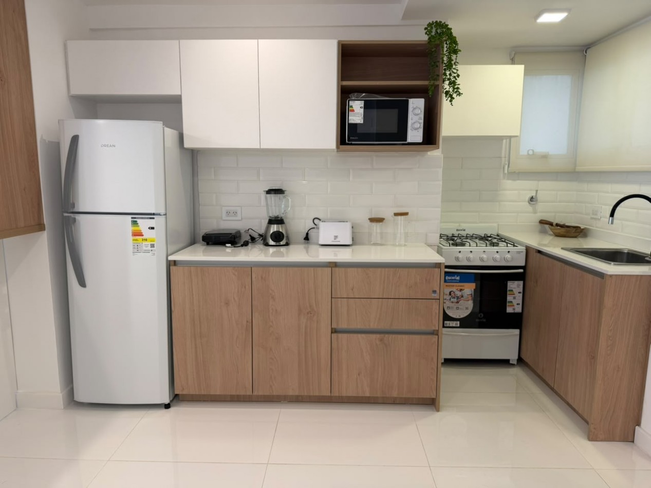 DEPARTAMENTO 3 AMB A LA CALLE CON BALCON RECICLADO  2 BAÑOS CENTRO