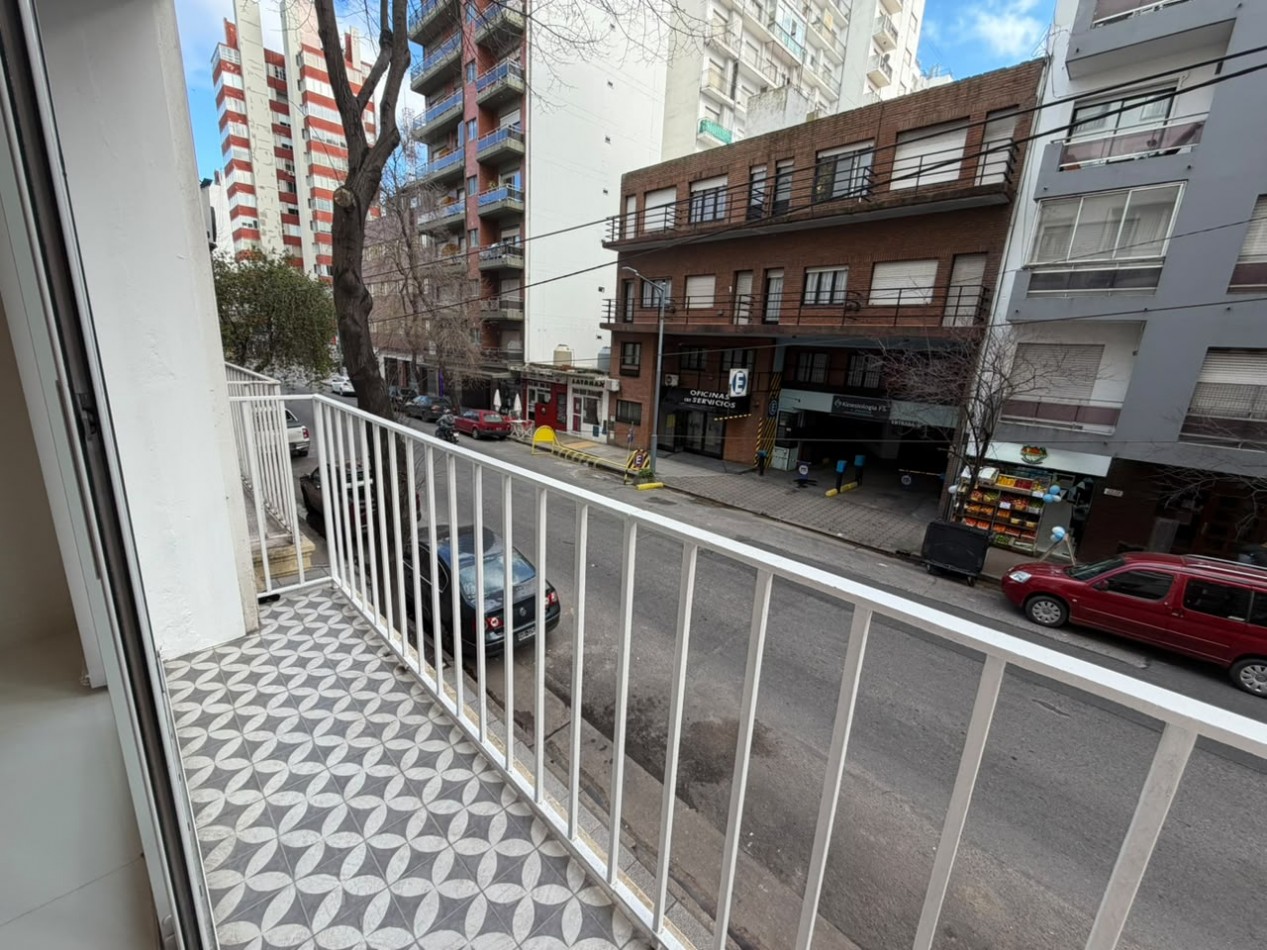 DEPARTAMENTO 3 AMB A LA CALLE CON BALCON RECICLADO  2 BAÑOS CENTRO