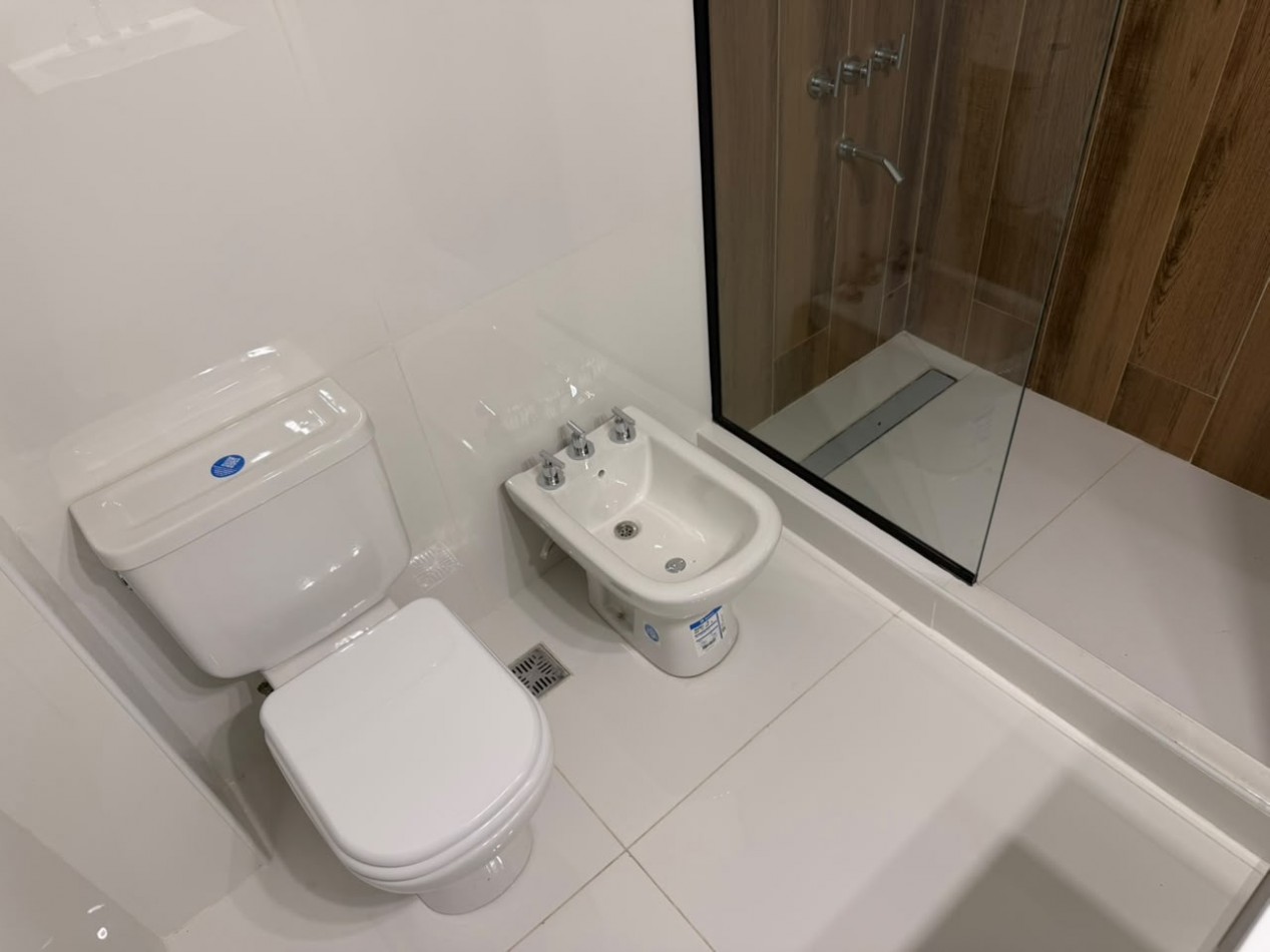 DEPARTAMENTO 3 AMB A LA CALLE CON BALCON RECICLADO  2 BAÑOS CENTRO