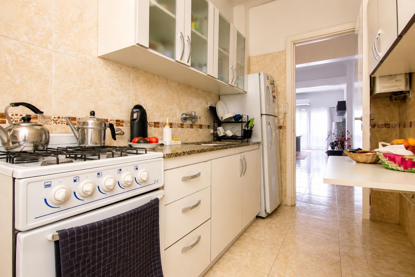 DEPARTAMENTO 3 AMBIENTES AL FRENTE CON BALCON A LA CALLE Y DEPENDENCIA
