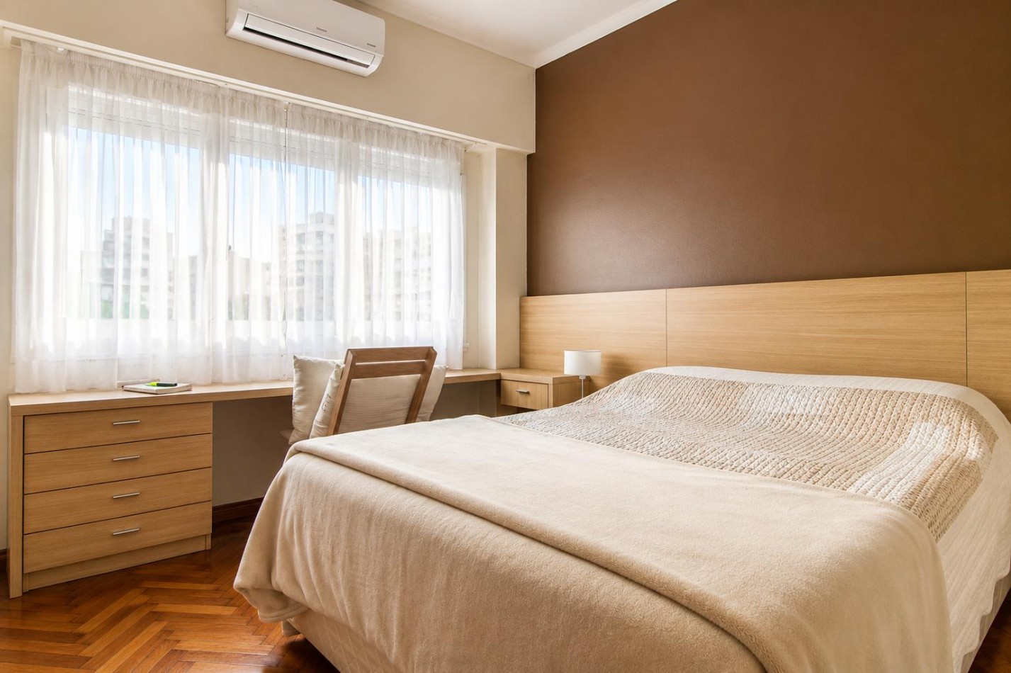 DEPARTAMENTO 3 AMBIENTES AL FRENTE CON BALCON A LA CALLE Y DEPENDENCIA