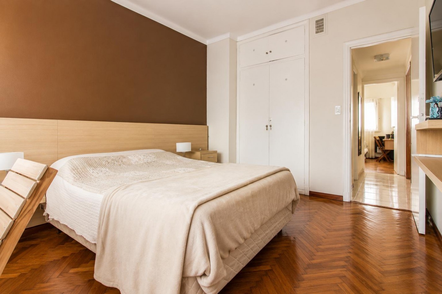 DEPARTAMENTO 3 AMBIENTES AL FRENTE CON BALCON A LA CALLE Y DEPENDENCIA