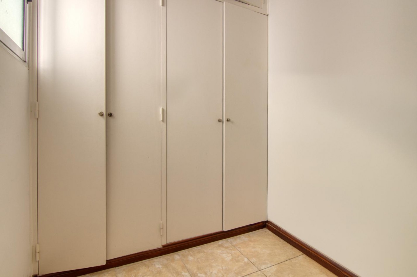 DEPARTAMENTO 3 AMBIENTES AL FRENTE CON BALCON A LA CALLE Y DEPENDENCIA