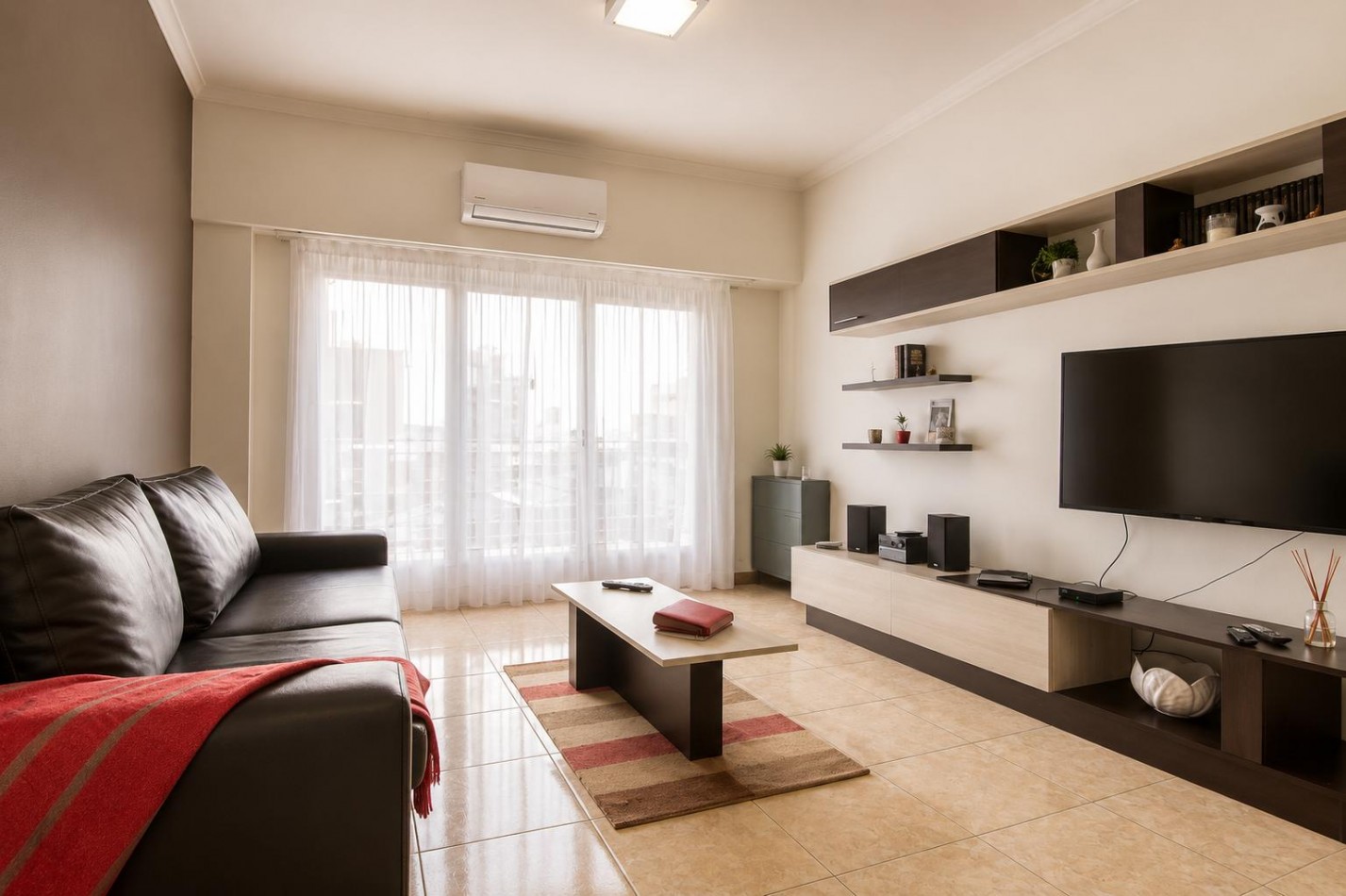 DEPARTAMENTO 3 AMBIENTES AL FRENTE CON BALCON A LA CALLE Y DEPENDENCIA