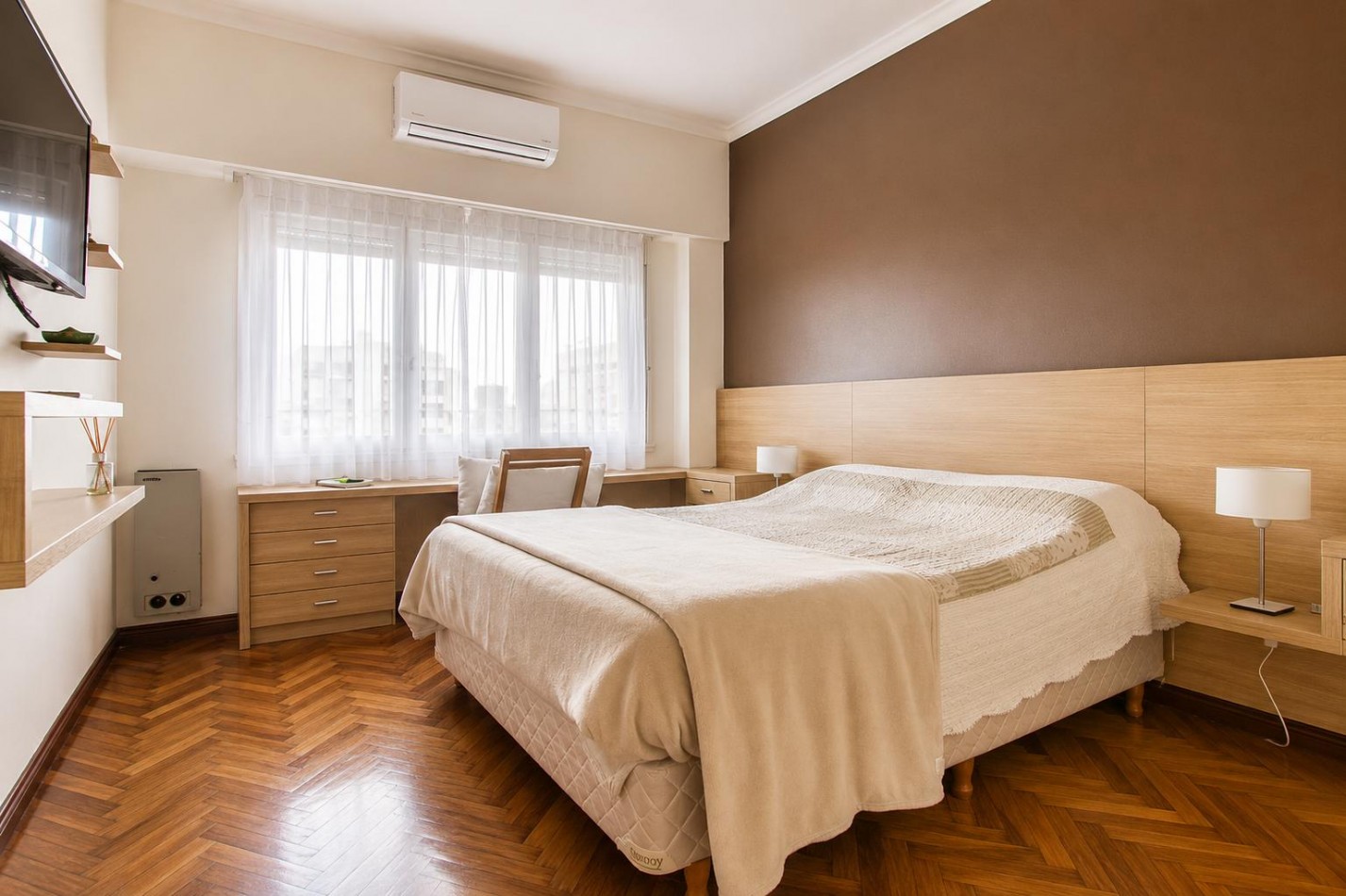 DEPARTAMENTO 3 AMBIENTES AL FRENTE CON BALCON A LA CALLE Y DEPENDENCIA