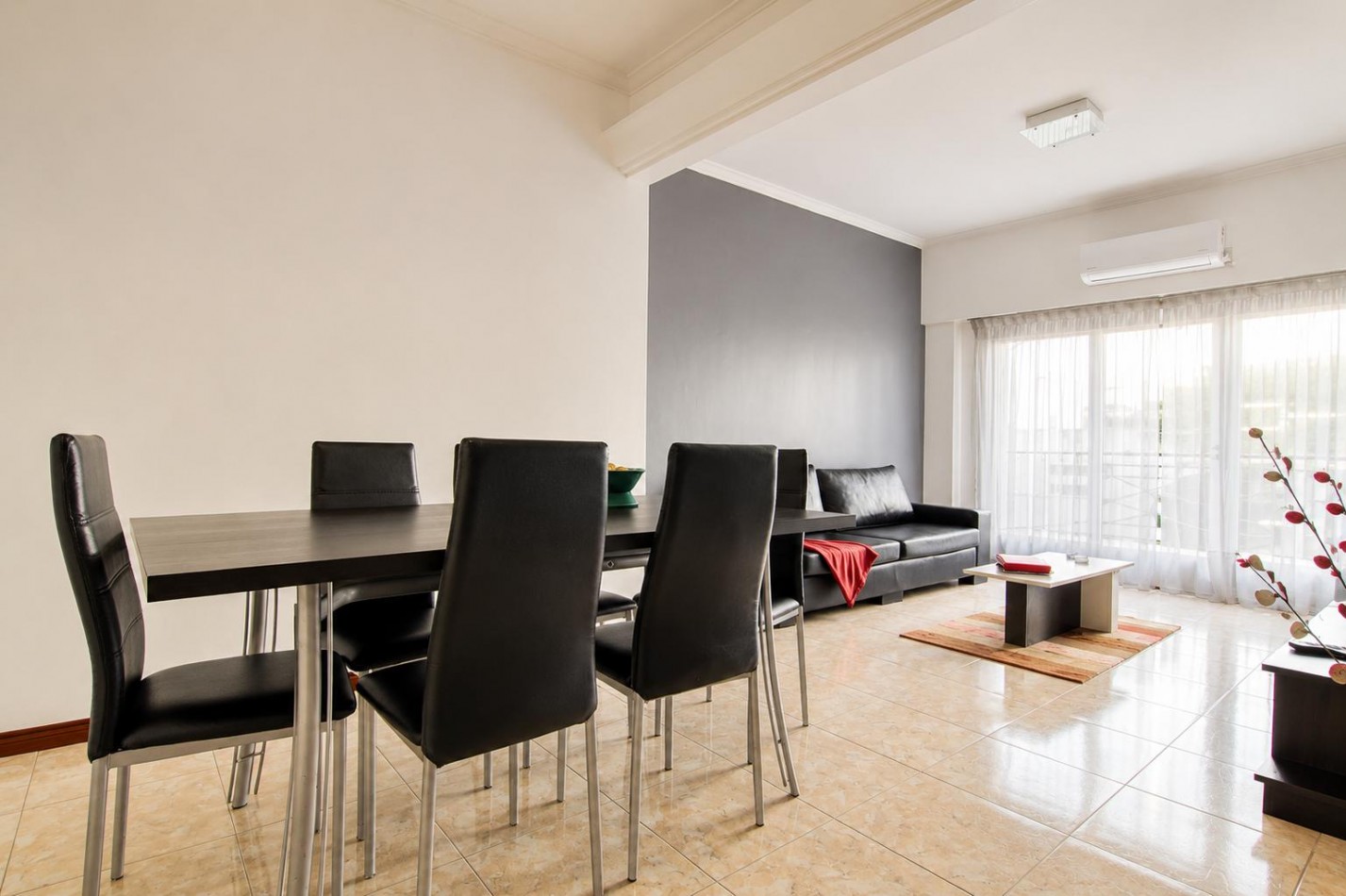 DEPARTAMENTO 3 AMBIENTES AL FRENTE CON BALCON A LA CALLE Y DEPENDENCIA