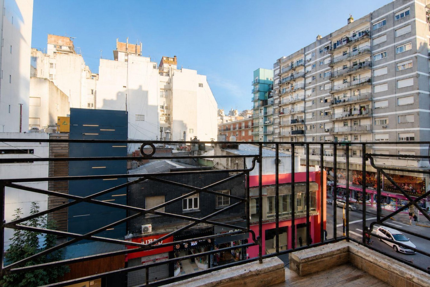 DEPARTAMENTO 3 AMBIENTES AL FRENTE CON BALCON A LA CALLE Y DEPENDENCIA