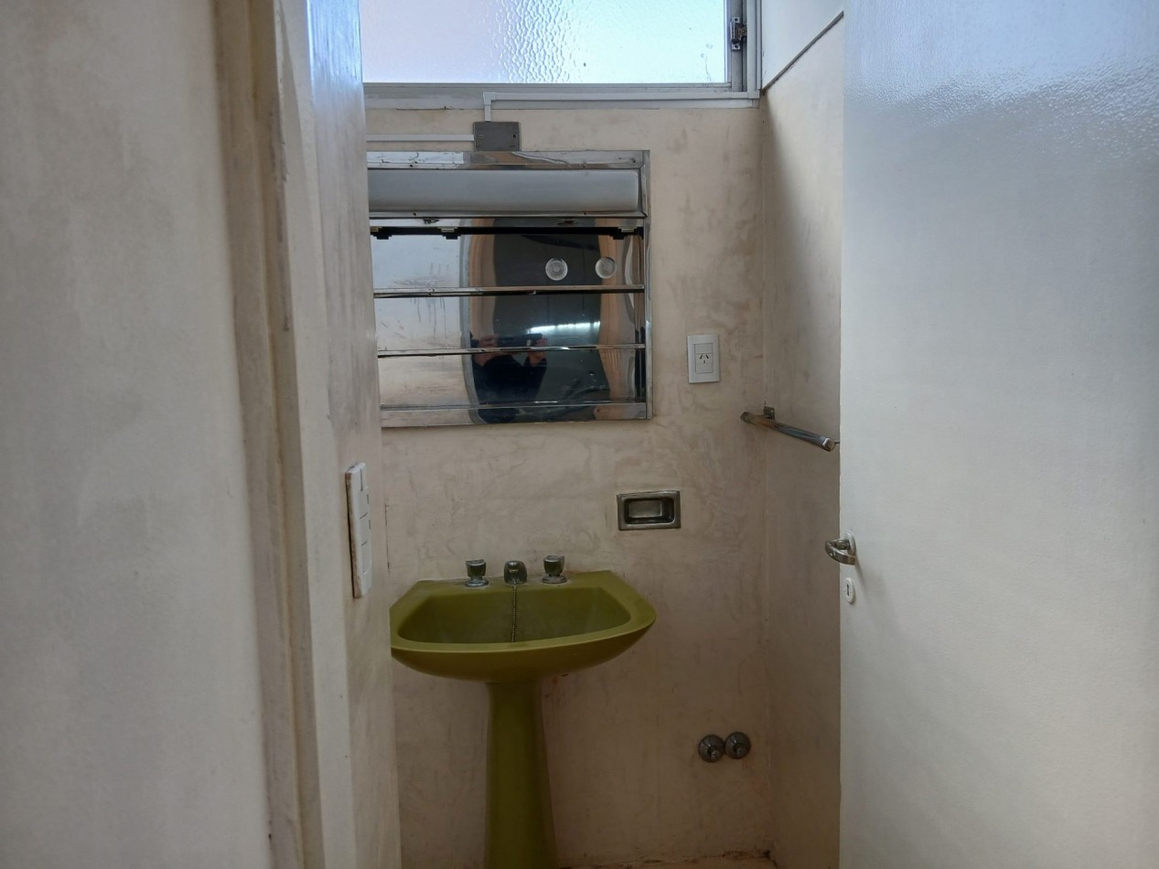 Venta departamento dos ambientes balcon al frente. Zona Aldrey.