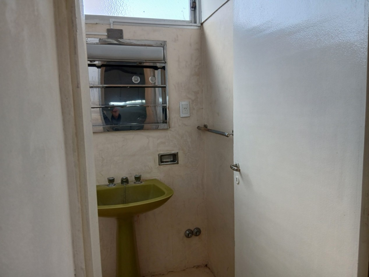 Venta departamento dos ambientes balcon al frente. Zona Aldrey.