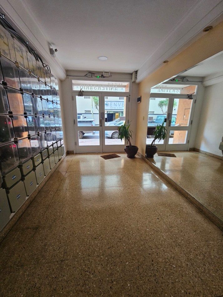 Venta departamento monoambiente a la calle con balcon frances zona plaza colon 