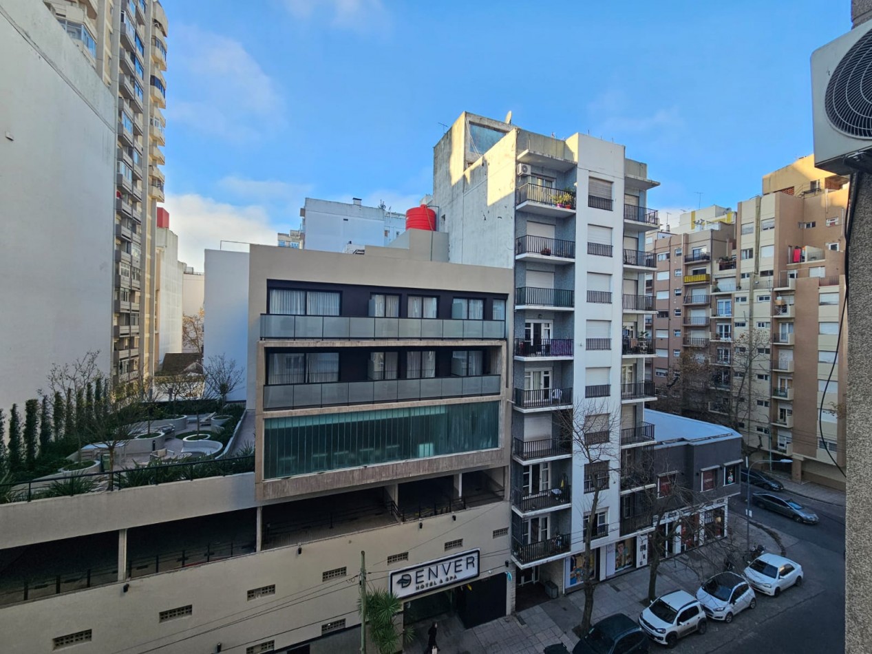Venta departamento monoambiente a la calle con balcon frances zona plaza colon 