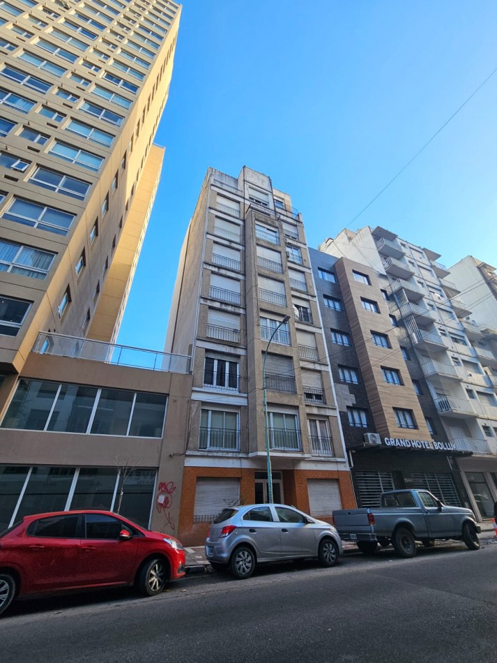 Venta departamento monoambiente a la calle con balcon frances zona plaza colon 