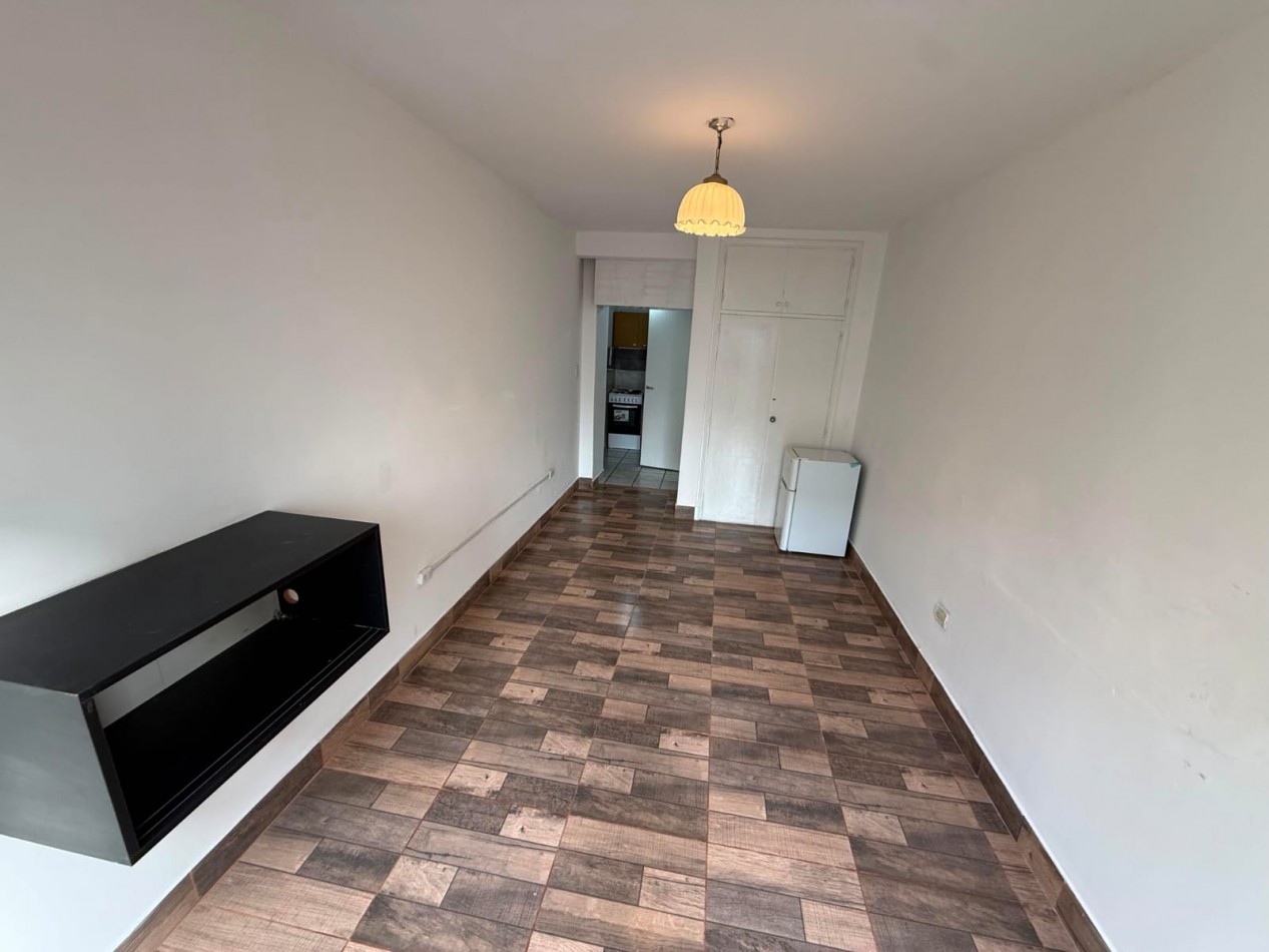 Venta departamento monoambiente a la calle con balcon frances zona plaza colon 