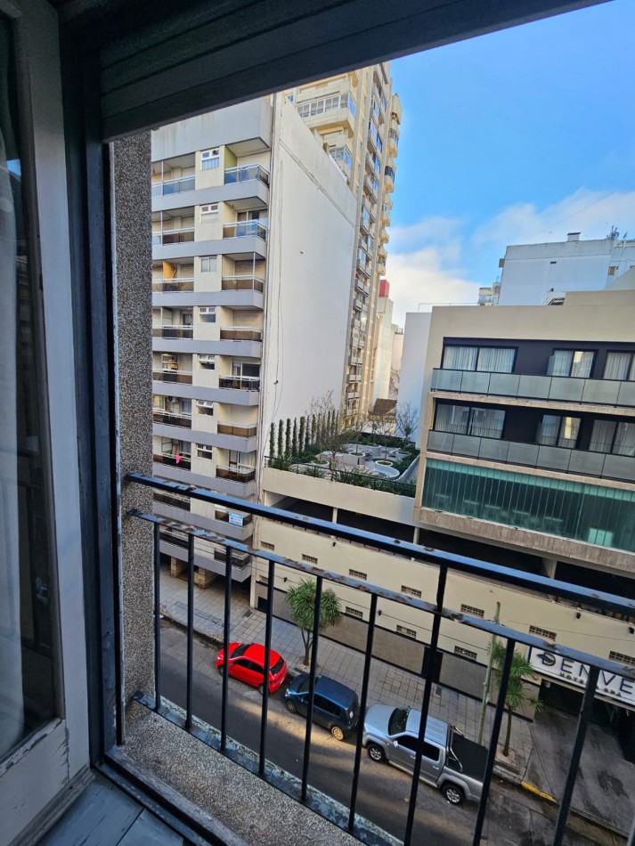 Venta departamento monoambiente a la calle con balcon frances zona plaza colon 