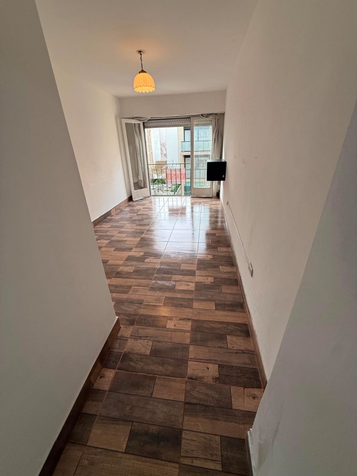 Venta departamento monoambiente a la calle con balcon frances zona plaza colon 