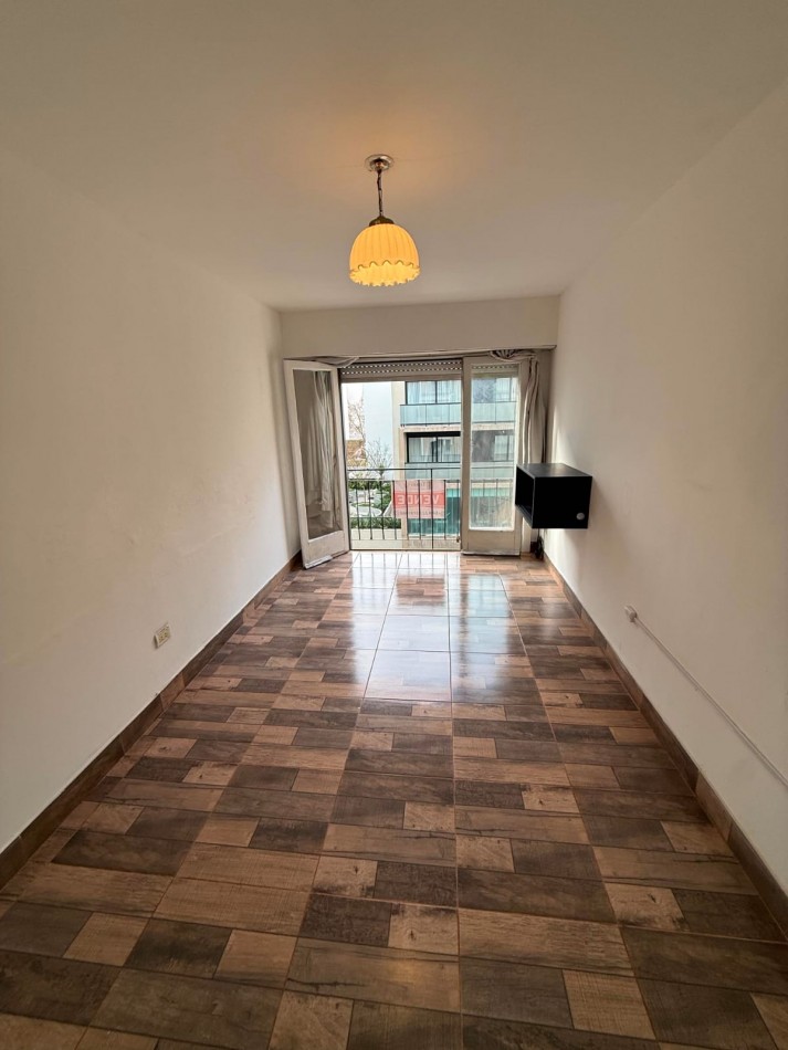 Venta departamento monoambiente a la calle con balcon frances zona plaza colon 