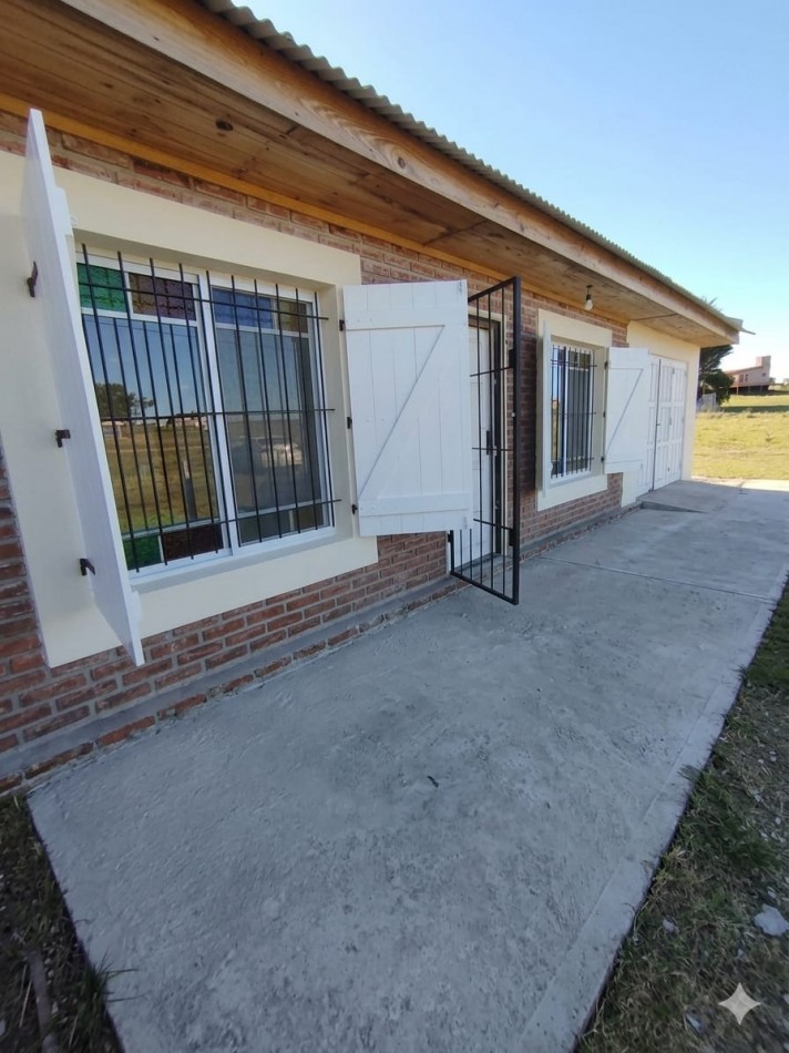 Venta casa de tres ambientes en San Eduardo del mar.