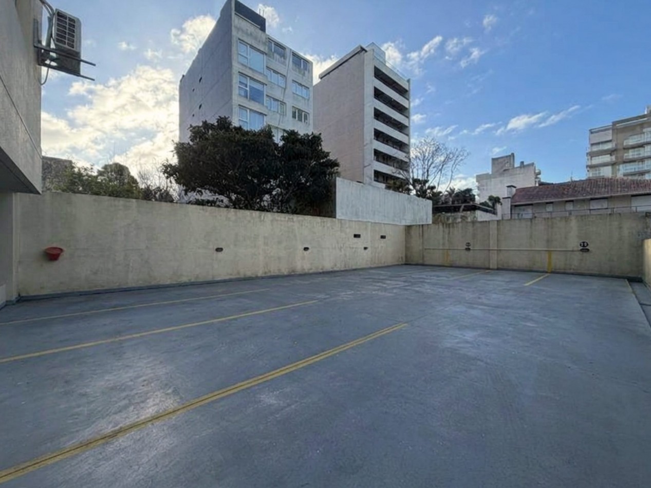 Departamento Semipiso de 2 amb con balcon y cochera zona alem