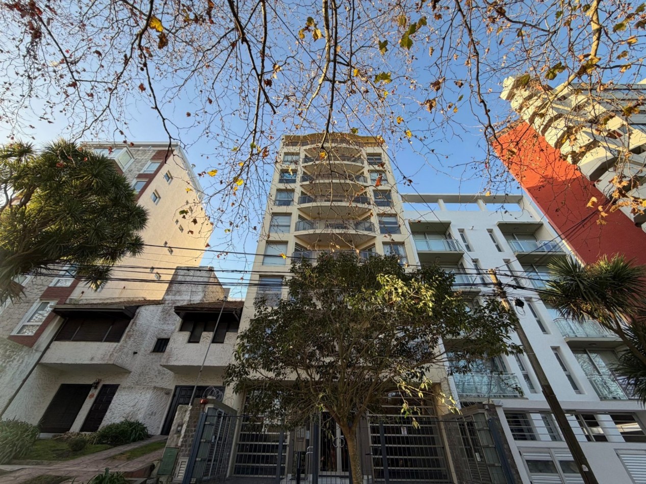 Departamento Semipiso de 2 amb con balcon y cochera zona alem