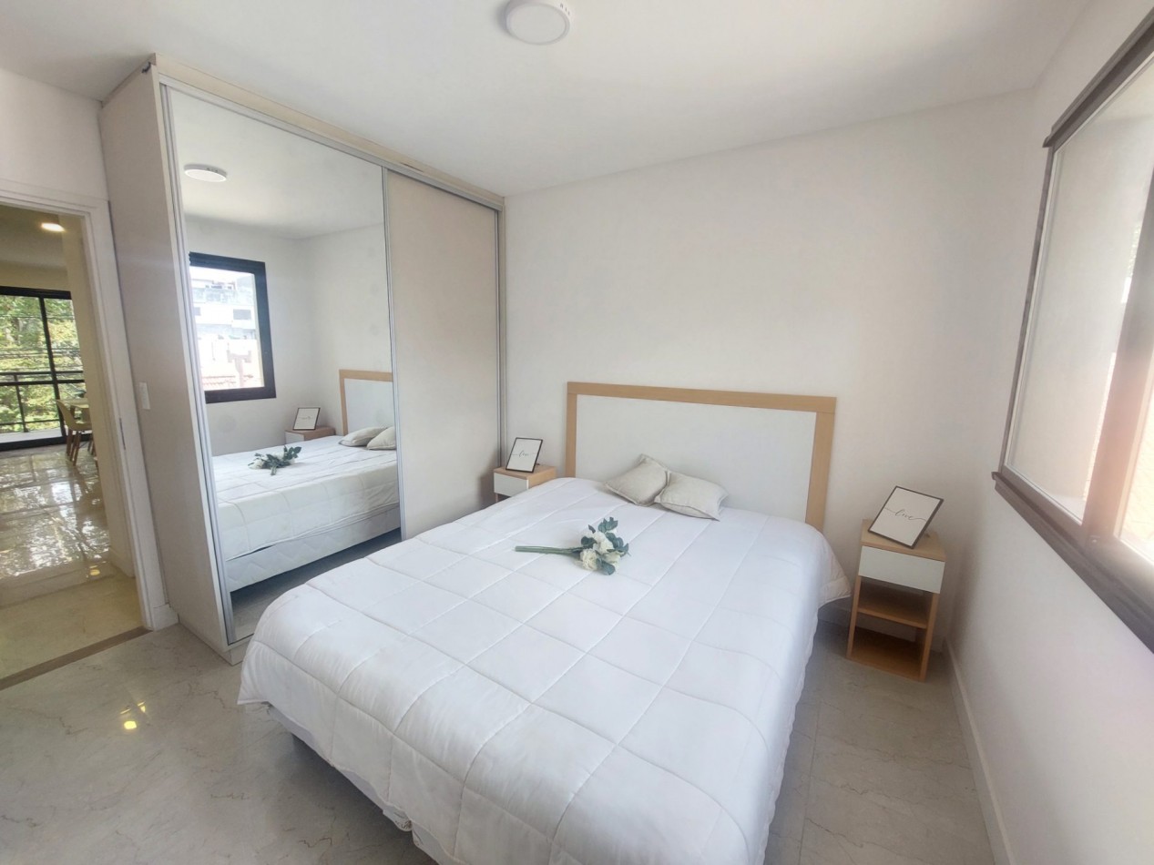 Dos ambientes con balcon al frente, toilette y Dormitorio en suite.