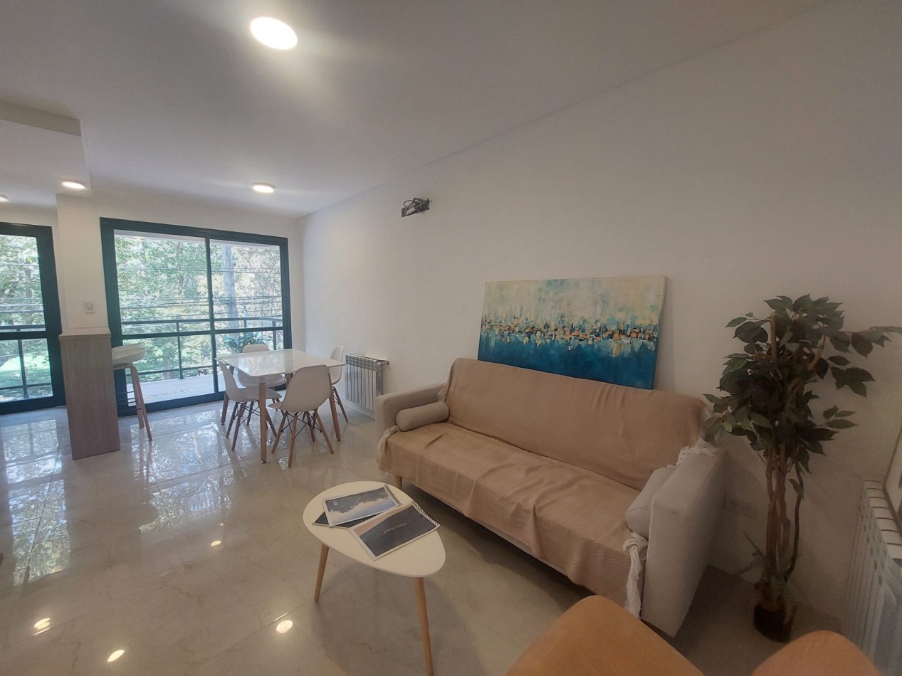 Dos ambientes con balcon al frente, toilette y Dormitorio en suite.