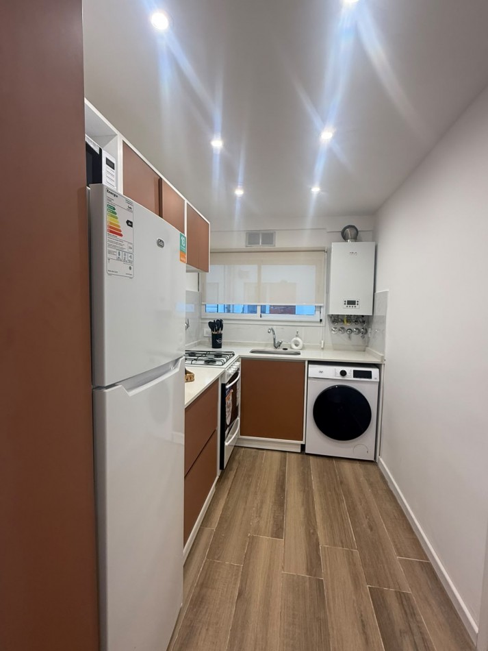 Venta departamento 3 ambientes reciclado y amoblado con balcon a la calle y espacio de cochera zona centro