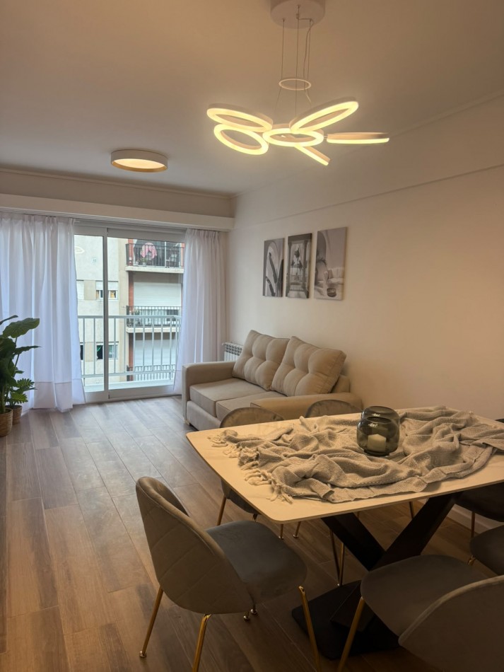 Venta departamento 3 ambientes reciclado y amoblado con balcon a la calle y espacio de cochera zona centro