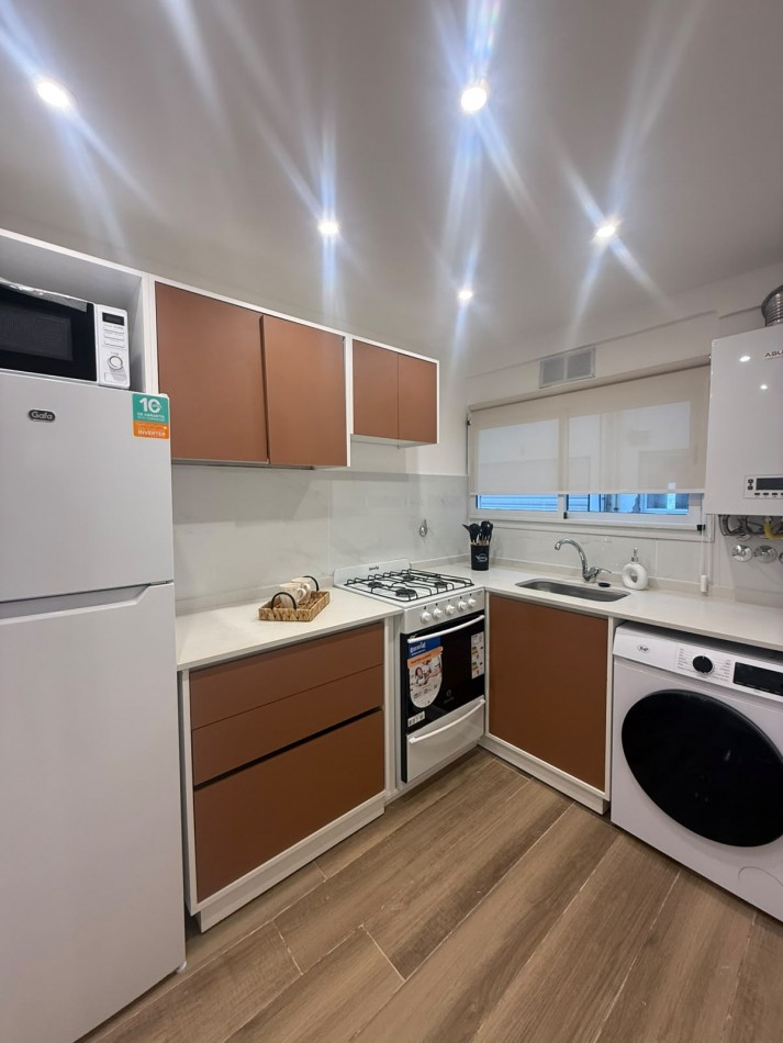 Venta departamento 3 ambientes reciclado y amoblado con balcon a la calle y espacio de cochera zona centro