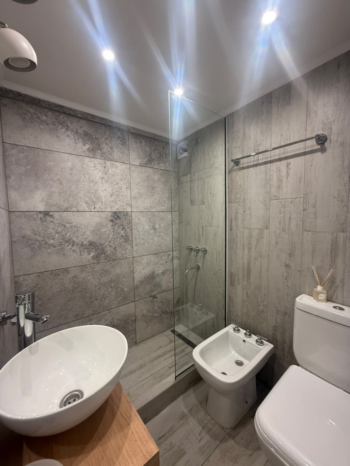 Venta departamento 3 ambientes reciclado y amoblado con balcon a la calle y espacio de cochera zona centro