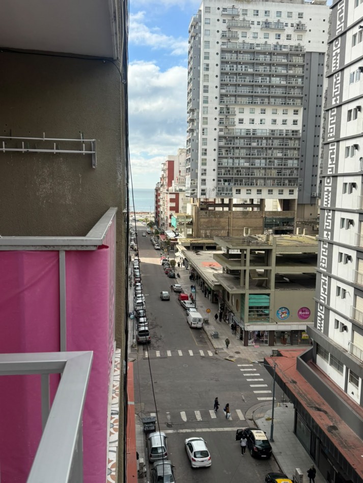 Venta departamento 3 ambientes reciclado y amoblado con balcon a la calle y espacio de cochera zona centro