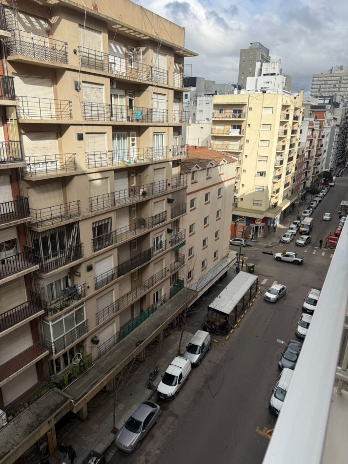Venta departamento 3 ambientes reciclado y amoblado con balcon a la calle y espacio de cochera zona centro