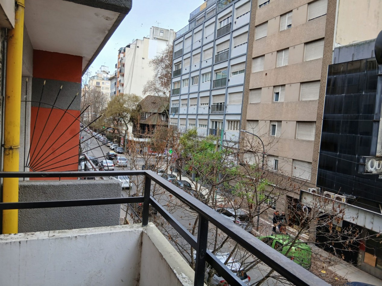 Alquiler departamento de dos ambientes al frente balcon y cochera. Zona Aldrey.