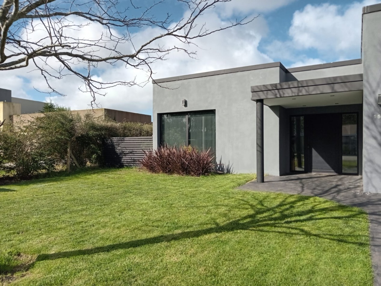 CASA 4 AMBIENTES CON PISCINA - BARRIO PRIVADO ARENAS DEL SUR