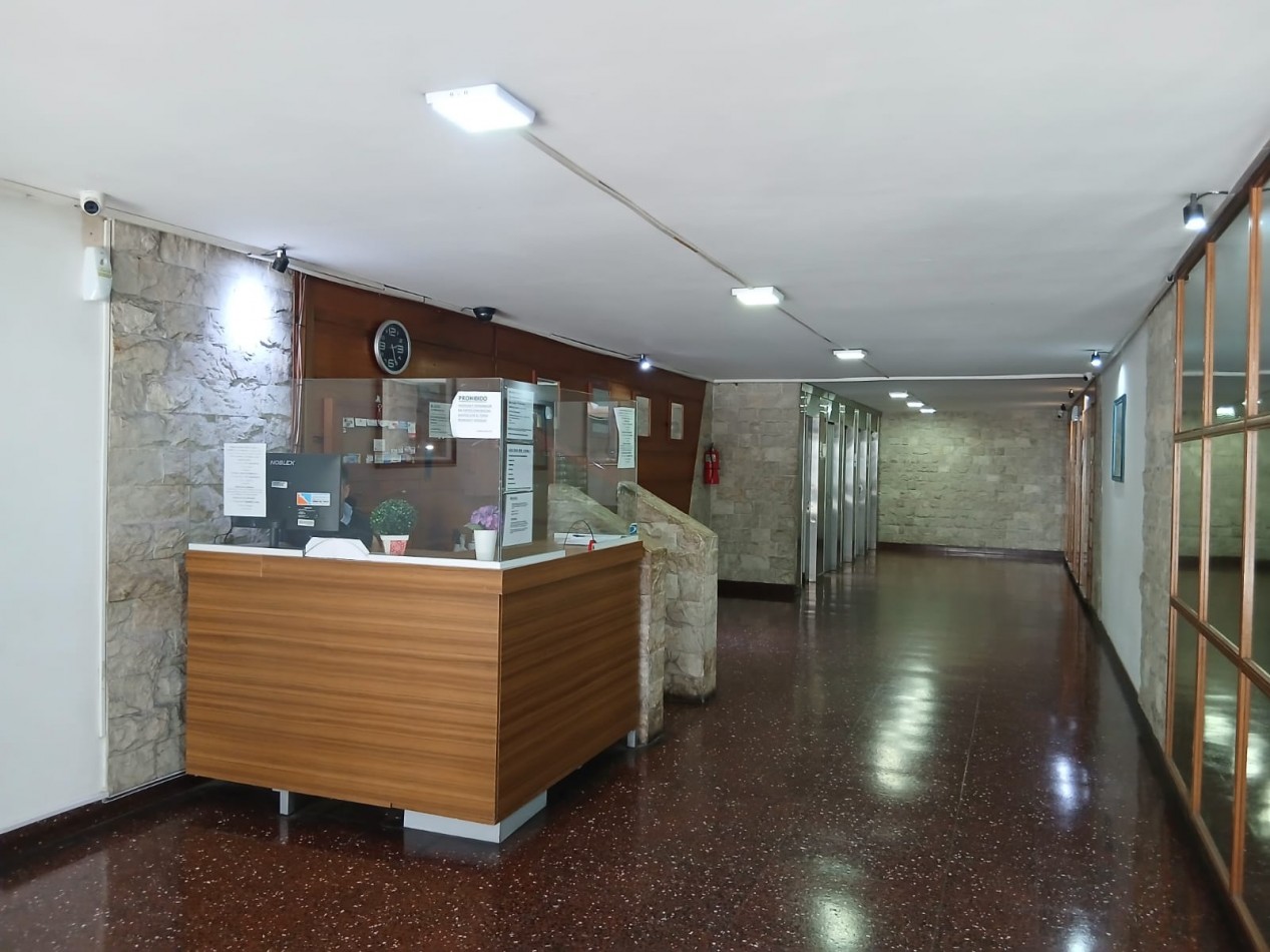 Venta departamento monoambiente reciclado y amoblado. Colon y Guemes.
