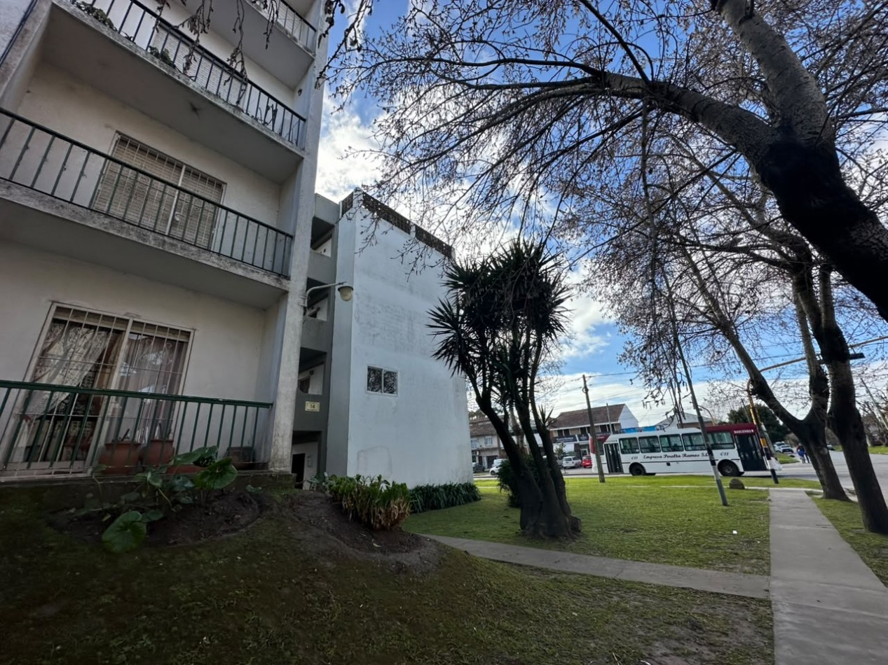 DEPARTAMENTO AL FRENTE CON BALCON - AMOBLADO