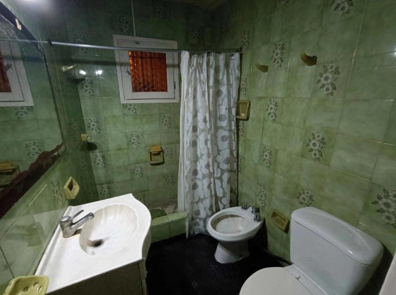Venta casa 3 ambientes + departamento 2 ambientes con garage y jardin apto credito